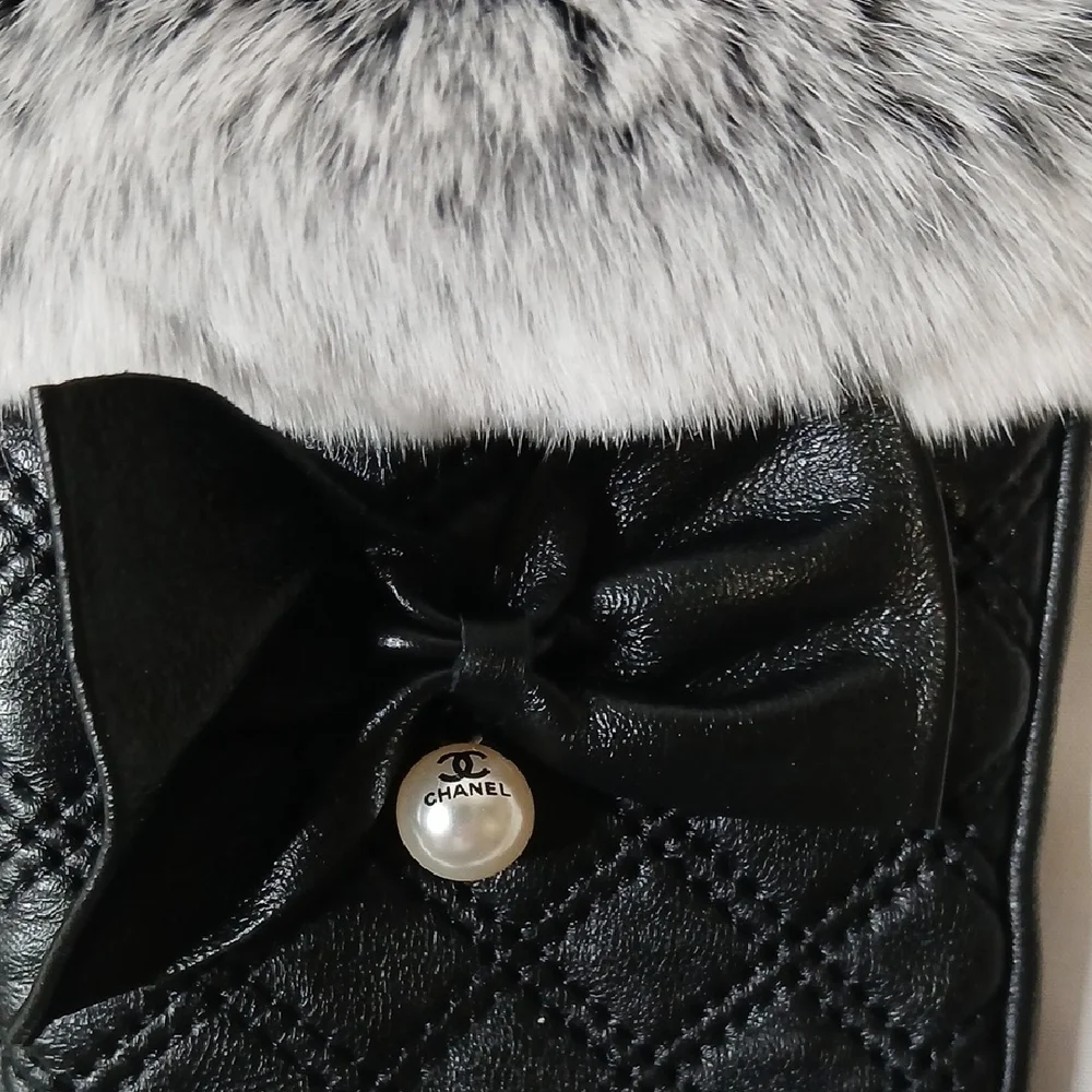 CHANEL Black Quilted Gloves with Faux Fur and Pearl
